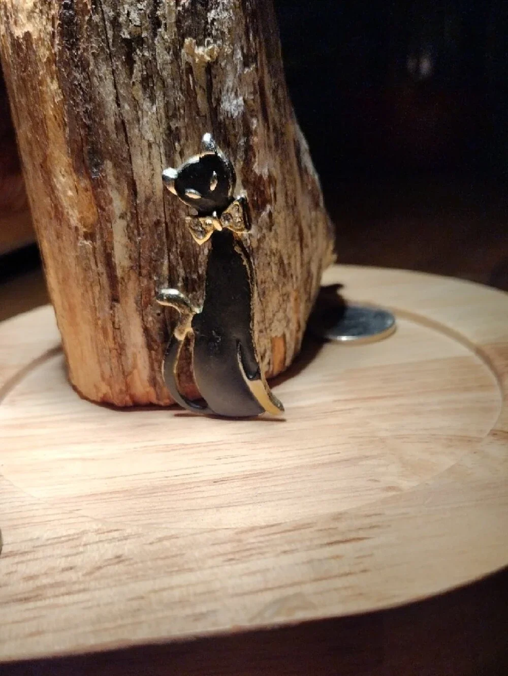 Elegant Black & Gold Cat Brooch - Fashion Accessory for Cat Lovers